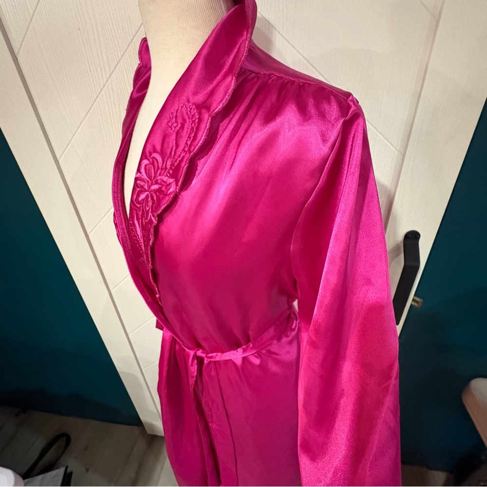 Vintage Fuchsia Satin‎ Robe Embroidered Scalloped Collar 80s/ PinUp/ Retro/ Rare - Picture 5 of 10